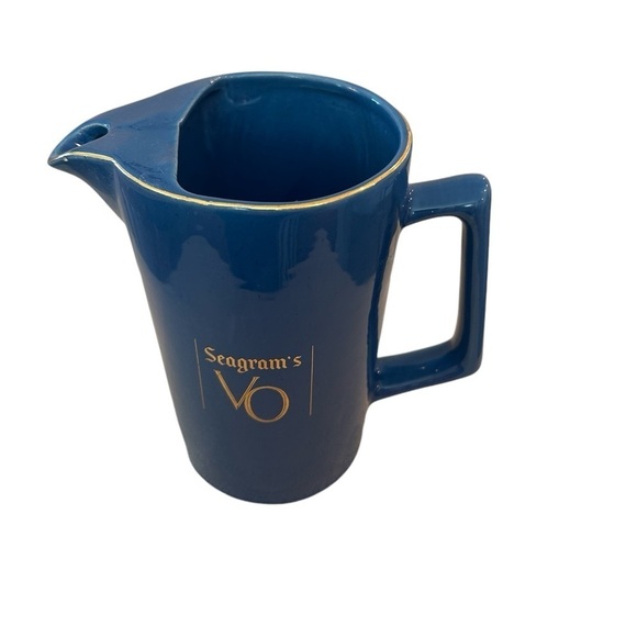 VINTAGE SEAGRAM'S VO CANADIAN WHISKY PUB JUG/PITCHER LITE BLUE. MADE IN CANADA - Picture 6 of 9